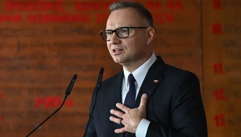 Prezydent Duda przemawia z gestem na piersi. Gdzie jest dzisiaj prezydent duda? Właśnie tutaj, przemawiając do narodu.