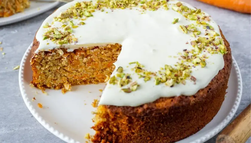 Saftiger Karottenkuchen mit Frischkäse-Frosting und Pistazien. Ein köstliches Beispiel für low carb backrezepte, das Genuss ohne Reue verspricht.