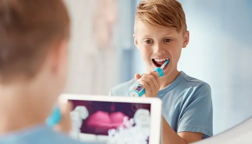 10-latek i szczoteczka soniczna? Ekspert radzi, jak wybrać najlepszą