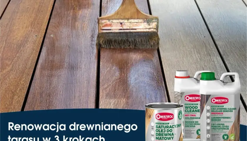 Olej do drewna podkreśla jego naturalne właściwości, odnawiając taras. Pędzel nakłada produkt na deski.