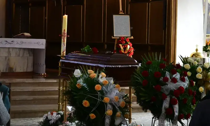 Jak ustawić trumnę w kościele, aby oddać szacunek zmarłemu?