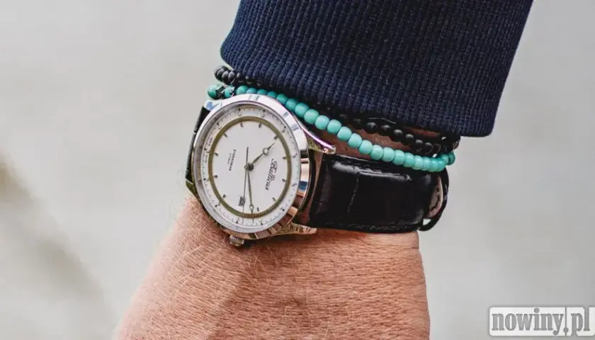 Zegarek męski skórzany pasek: wybierz idealny model i stylizuj z klasą