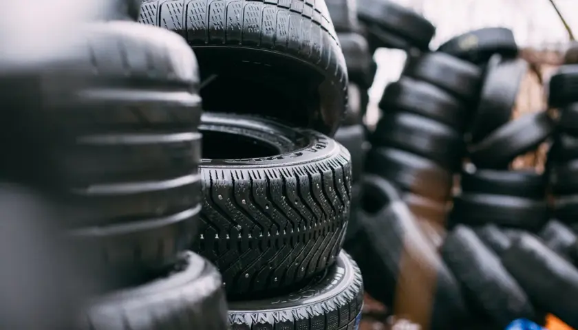 Montón de neumáticos apilados, algunos con clavos para el hielo. Estos son los neumáticos, esenciales para el movimiento.
