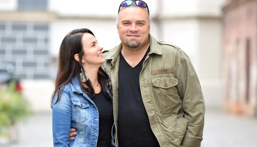 Krystyna Cugowska i Wojciech Cugowski stoją objęci, uśmiechając się do siebie.
