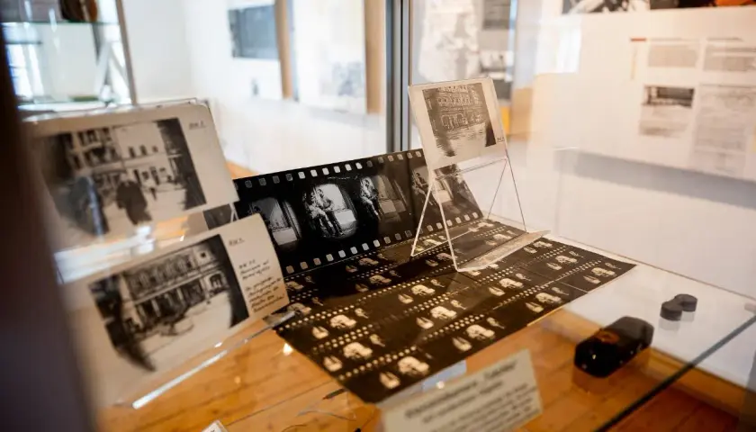 Im Stasi Museum Erfurt: Filmstreifen und Fotos zeigen die Überwachung. Einblicke in die Vergangenheit.