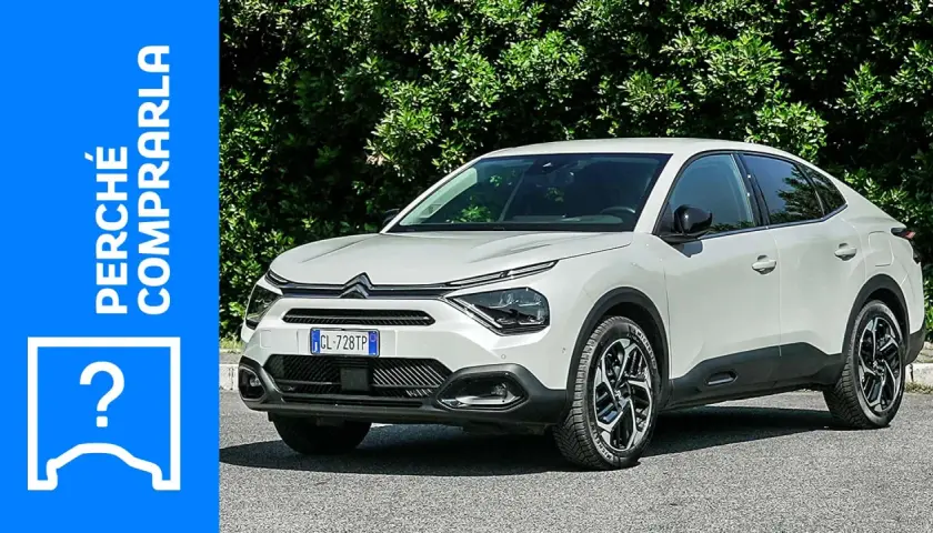 Citroën C4, un'auto grande e moderna, con un design audace e un'icona a punto interrogativo.