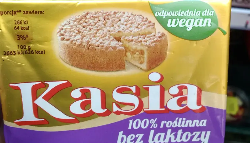 Opakowanie margaryny "Kasia" z wizerunkiem ciasta. Produkt jest 100% roślinny i odpowiedni dla wegan.