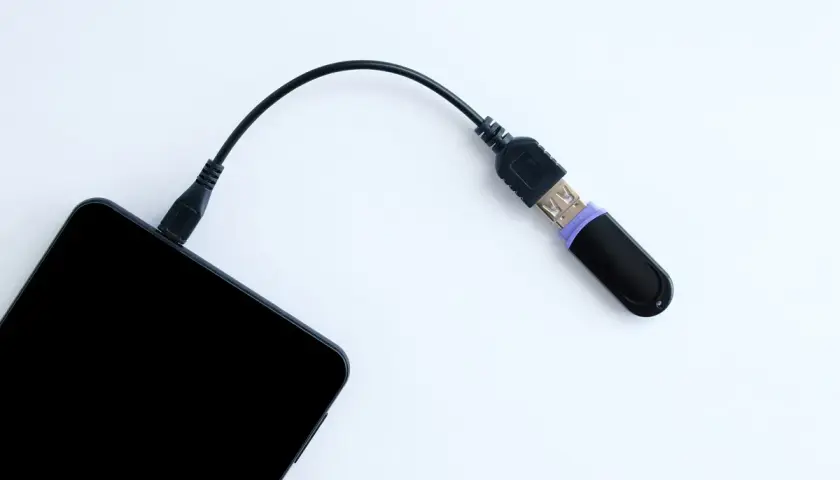 Pendrive w telefonie? Podłącz Androida i iPhone'a bez problemu!