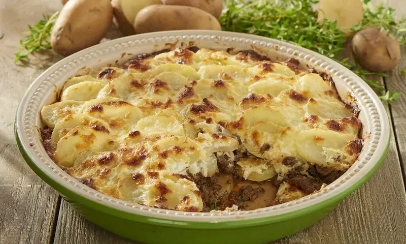 Zapiekanka z mięsem mielonym i ziemniakami: przepis krok po kroku