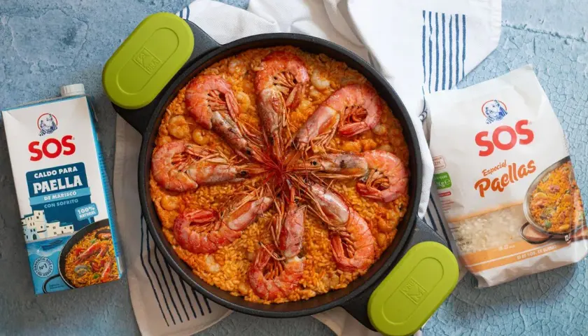 Paella con gambas, lista para disfrutar. Acompañada de caldo y arroz especial para paellas SOS.