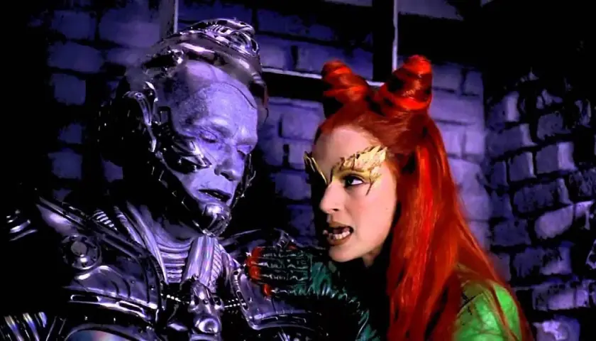 Poison Ivy, l'actrice aux cheveux roux et au costume vert, parle à Mr Freeze.