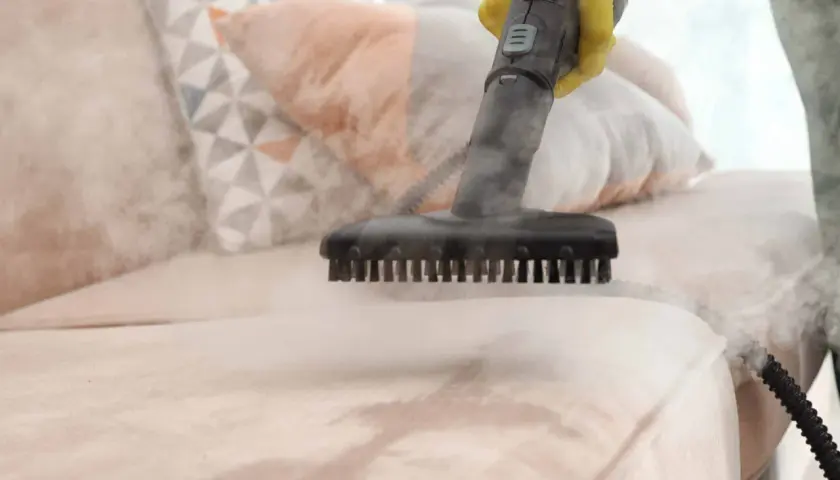 Jak wyczyścić kanapę parownicą? Uniknij błędów i ciesz się czystością!
