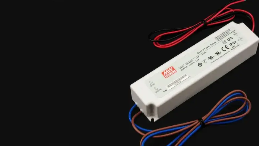 Zasilacz LED z oznaczeniami. Sprawdź, ile prądu pobiera 1m taśmy LED, aby dobrać odpowiedni zasilacz.