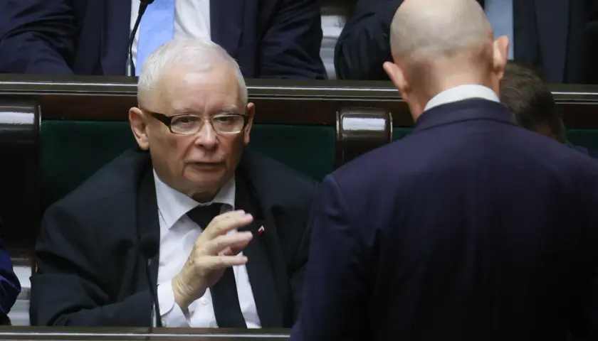 Jarosław Kaczyński w Sejmie, dyskusja o tym, kto z młodych posłów PiS ma zostać "nowym Dudą" w nadchodzącej kampanii.