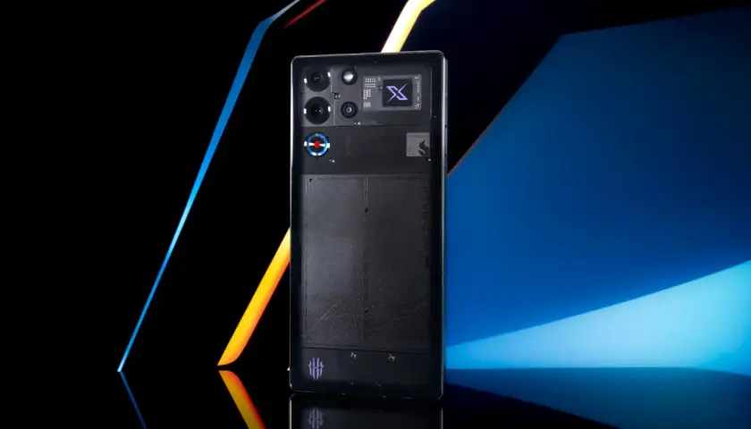 Elegancki tył smartfona redmagic 10 pro z widocznym procesorem i modułem aparatu.