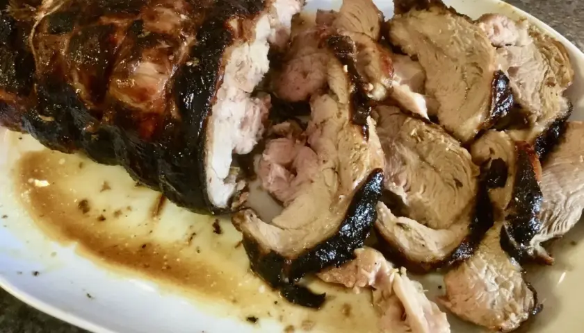 Épaule d'agneau au barbecue, parfaitement rôtie, avec une croûte caramélisée. Le temps de cuisson idéal pour cette pièce savoureuse.