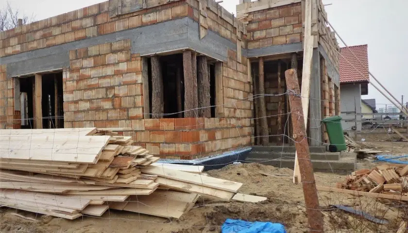 Ile kosztuje budowa domu parterowego 140m2? Sprawdź, co wpływa na cenę