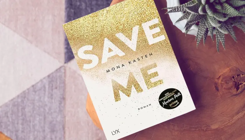 Buchcover "Save Me" von Mona Kasten, Teil der "Save Me"-Reihenfolge, mit goldenem Glitzer.