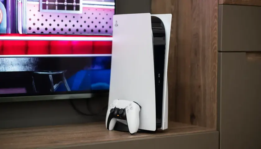 Konsola PlayStation 5 z kontrolerem DualSense gotowa do akcji. Czas na nowe gry PS5!