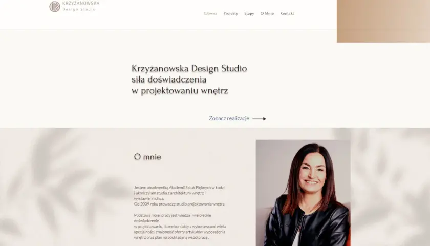 Uśmiechnięta kobieta w czarnej ramonesce, logo studia projektowego.