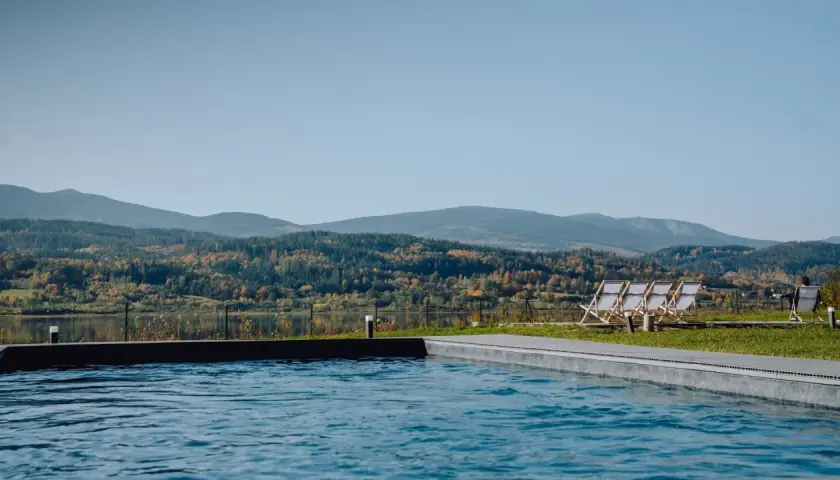 Basen z widokiem na jezioro i wzgórza Karkonoszy. Idealne miejsce na relaks w Lake Hill Resort & Spa.