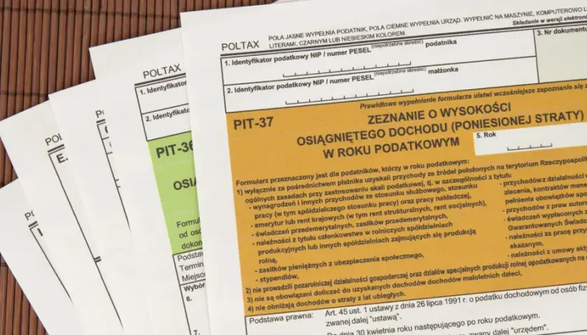 Formularze PIT-37 i PIT-36, dokumenty niezbędne do rozliczenia dochodów i zgłoszenia zmiany rezydencji podatkowej.
