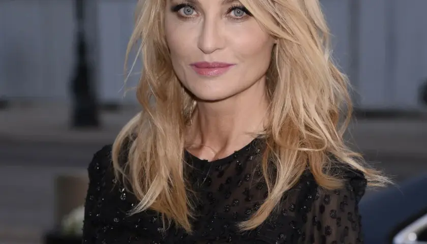 Aneta Kręglicka, znana z elegancji, prezentuje się zjawiskowo. Jej wiek i wzrost dodają jej uroku.