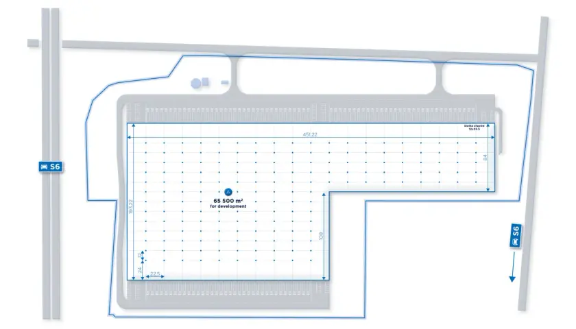 Plan terenu z siatką słupów 12x22.5, wymiary 451,22 x 193,22 m. Powierzchnia 65 500 m² do rozwoju. Obok droga S6.