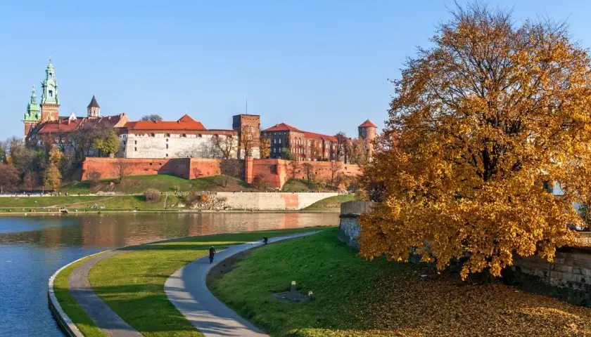 Jesień nad Wisłą, Wawel w tle. Idealne miejsce na tani wypad na weekend w Polsce.