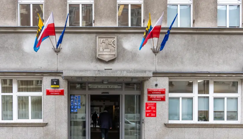 Urząd Miasta Katowice, z flagami Polski i UE. Szukasz kontaktu do Platformy Obywatelskiej w Katowicach? Tu znajdziesz informacje.