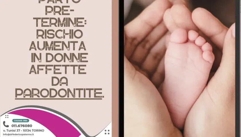 Mani adulte tengono delicatamente il piedino di un neonato. Il testo avverte che il rischio di parto pretermine aumenta nelle donne affette da parodontite.
