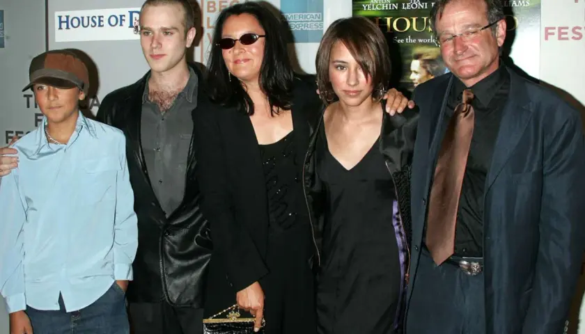 Robin Williams z żoną Marushą i dziećmi na premierze filmu "House of D".