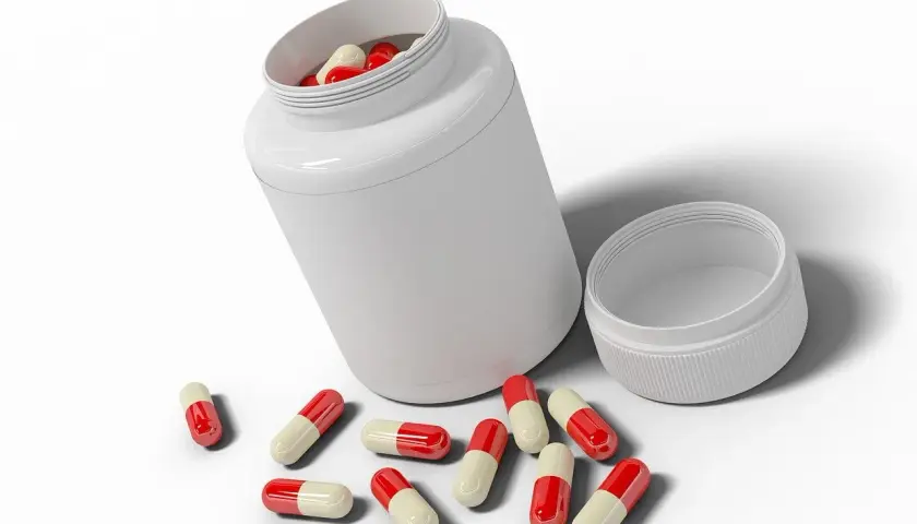 Flacone bianco con capsule rosse e bianche sparse. Informazioni su quercetina controindicazioni.