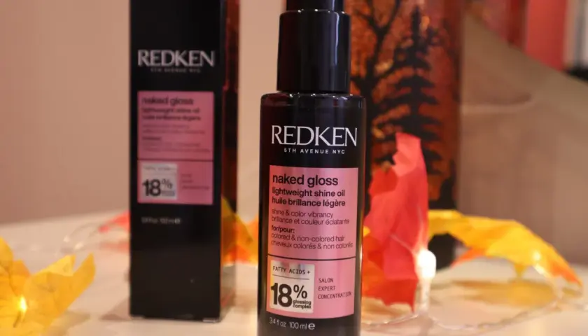 Dwa opakowania olejków do włosów Redken Naked Gloss, które nadają blask i witalność.