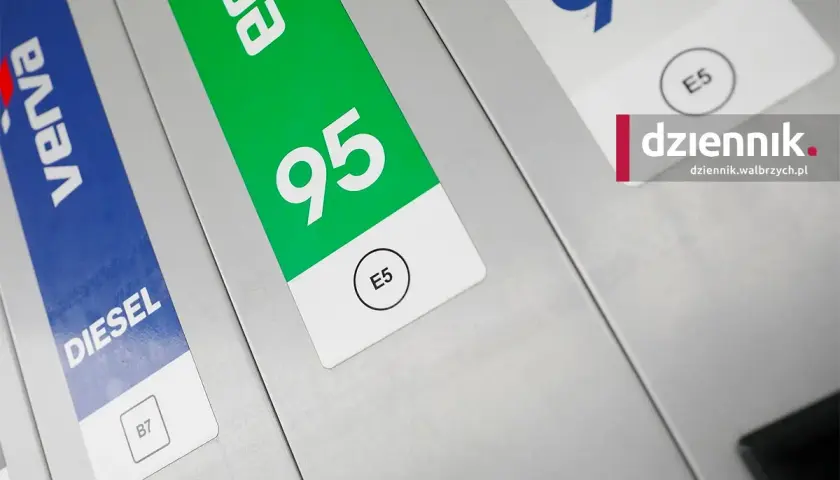 Dwa dystrybutory paliwa: jeden z napisem "Diesel B7", drugi z zielonym oznaczeniem "95 E5".