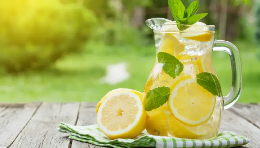 Orzeźwiająca lemoniada z cytryn i mięty w dzbanku, idealna na lato. Prosty przepis na domową lemoniadę.