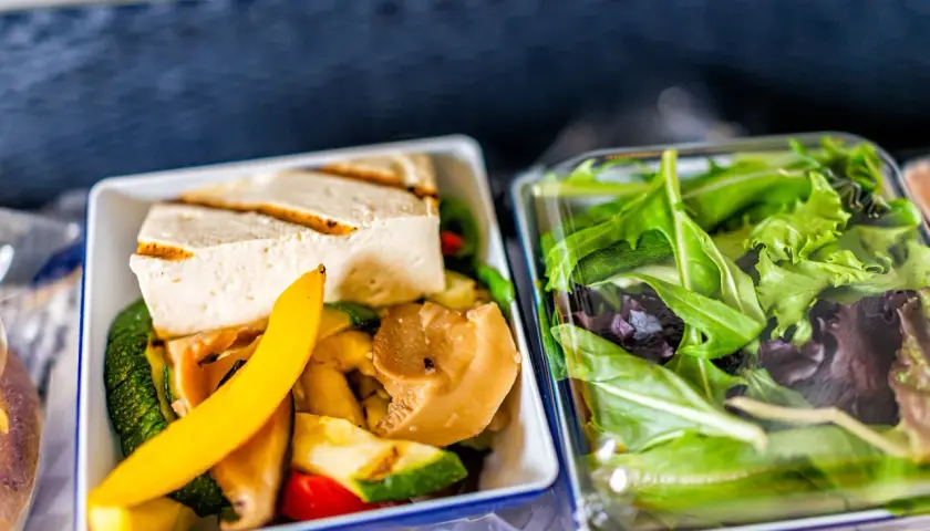 Idealne jedzenie na wyjazd bez lodówki: grillowany tofu z warzywami i świeża sałatka. Smacznie i praktycznie!