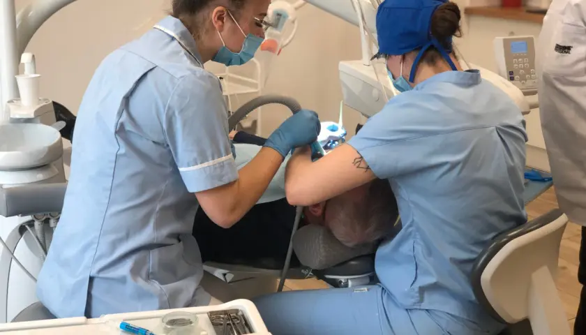 Czy podczas okresu można iść do dentysty? Bezpieczne zabiegi i ryzyka