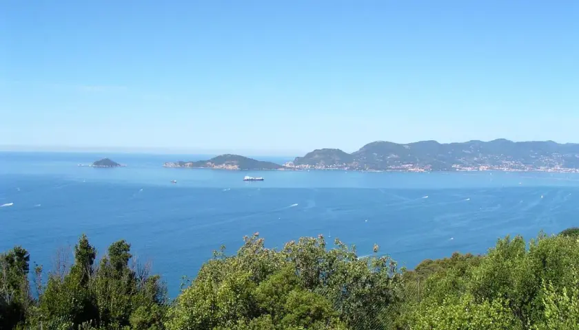 Vue depuis Punta Corvo sur la mer bleue, des îles et des collines verdoyantes.