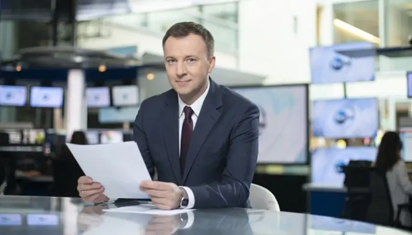 Krzysztof Górlicki, dziennikarz, w studiu telewizyjnym. Jego życiorys to historia pasji do informowania.