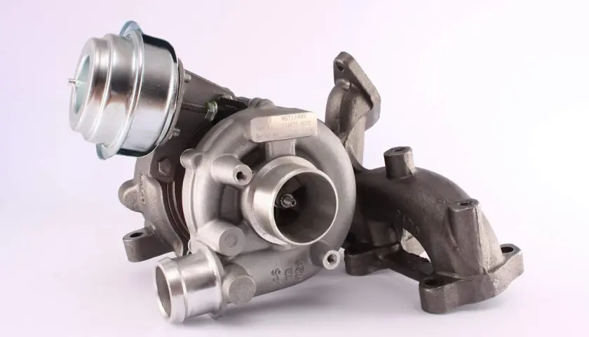 Szczegółowa budowa turbosprężarki z metalowym aktuatorem i żeliwnym kolektorem wydechowym.