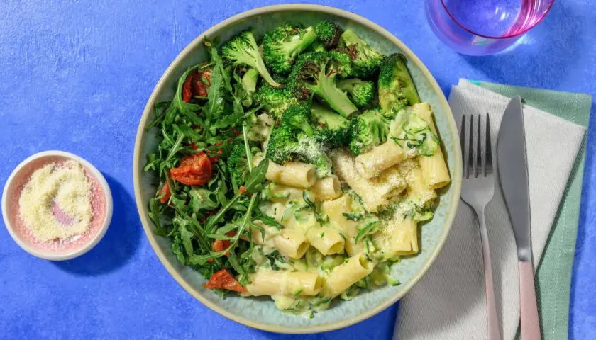 En härlig pastarätt med krämig zucchini, broccoli och ruccolasallad. Ett perfekt zucchini recept för en snabb och god middag.