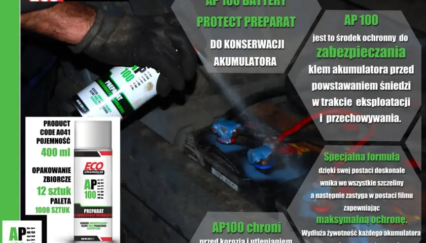 Ręka w rękawicy pryska preparatem na klemy akumulatora.