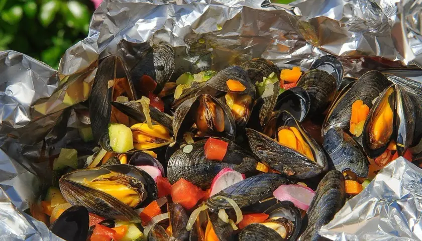 Moules au barbecue vin blanc, cuites en papillote avec des légumes croquants. Un délice estival !