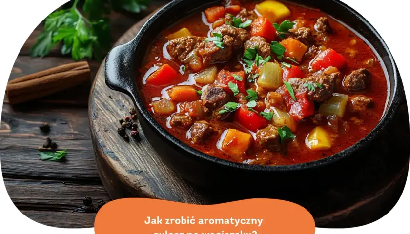 Aromatyczny bogracz z wołowiny, papryki i ziemniaków w czarnym naczyniu.