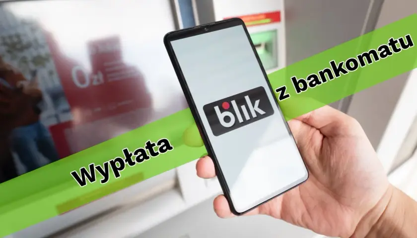 Wyplata z bankomatu za pomocą Blika. Smartfon z logo Blik w dłoni przed bankomatem.