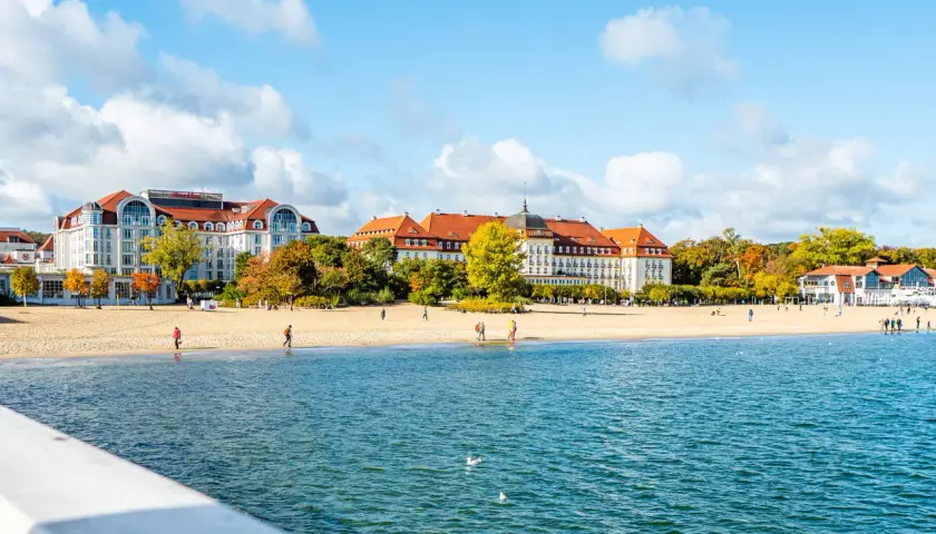 Piękny dzień nad morzem. Hotel i plaża w Sopocie, jednym z urokliwych polskich miejscowości nad morzem.