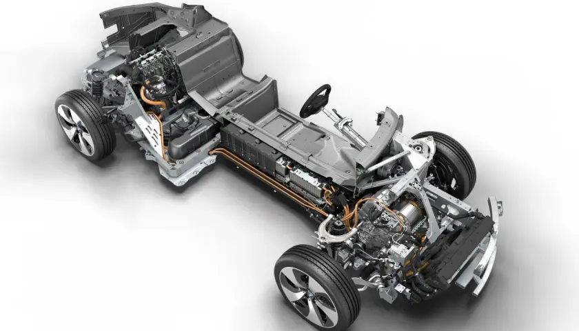 Szkielet BMW i8 z widocznym silnikiem, baterią i elementami napędu.