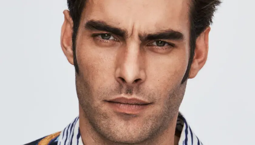 Primer plano de Jon Kortajarena con mirada intensa y camisa estampada.