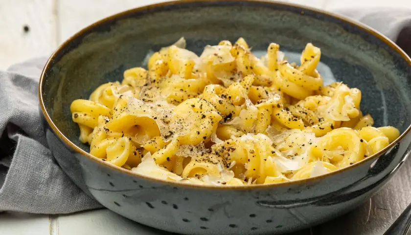 Ein Teller cremiger Pasta mit Käse und schwarzem Pfeffer, perfekt für ein einfaches cacio e pepe rezept.